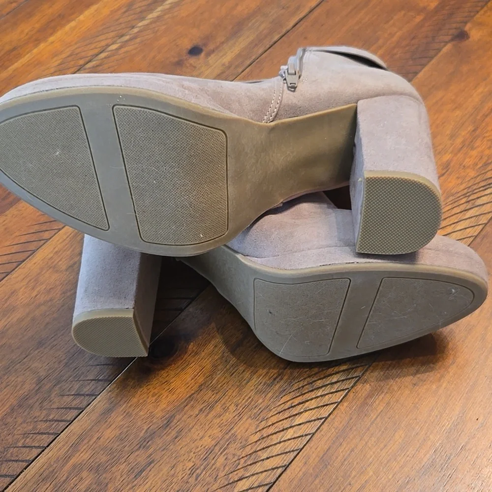 NWT LC Lauren Conrad Women's Gray Suede Heeled Boots SIZE 9.5 - Picture 5 of 7